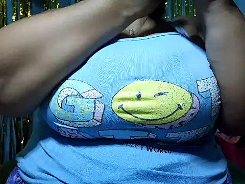 Snapshot of schoco_milff chatting on July 6, 8:11 pm schoco milff online show from July 6, 8:11 pm
