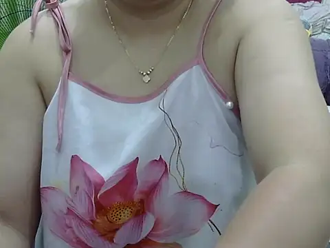 Snapshot of Sarah_no_land chatting on May 16, 5:48 am Sarah no land online show from May 16, 5:48 am