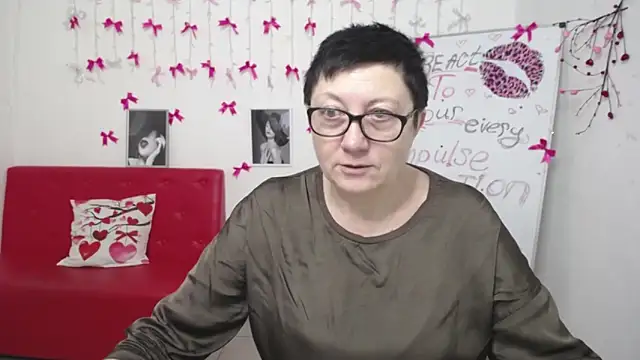 EmilyL0ve online show from March 4, 6:14 pm