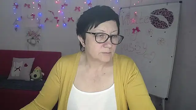 EmilyL0ve online show from May 2, 5:29 pm