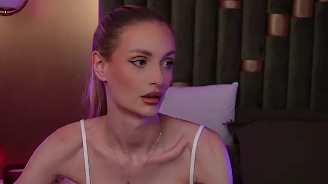 Snapshot of AmeliaAngel chatting on March 4, 8:26 pm AmeliaAngel online show from March 4, 8:26 pm