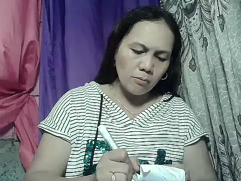 Snapshot of prettymomma24xx chatting on May 9, 9:58 am prettymomma24xx online show from May 9, 9:58 am
