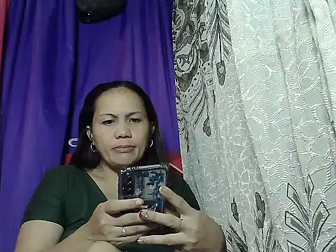 Snapshot of prettymomma24xx chatting on May 14, 9:21 pm prettymomma24xx online show from May 14, 9:21 pm