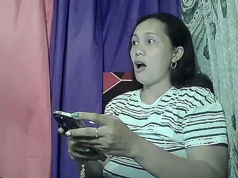 Snapshot of prettymomma24xx chatting on May 28, 10:23 am prettymomma24xx online show from May 28, 10:23 am
