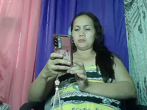 Snapshot of prettymomma24xx chatting on July 2, 3:23 am prettymomma24xx online show from July 2, 3:23 am