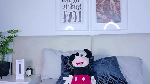 soffy hilltom online show from March 5, 11:39 am