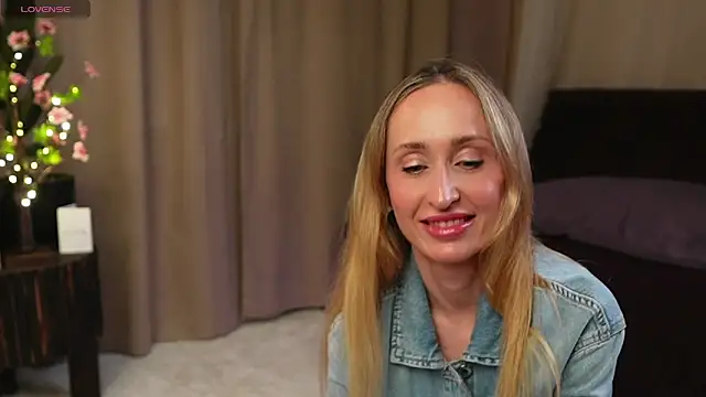 Emely Moon online show from June 4, 7:31 pm
