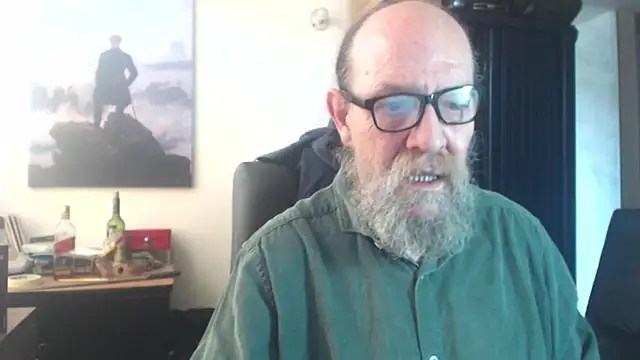 Snapshot of Uncle_Hottie chatting on June 19, 3:27 pm Uncle Hottie online show from June 19, 3:27 pm