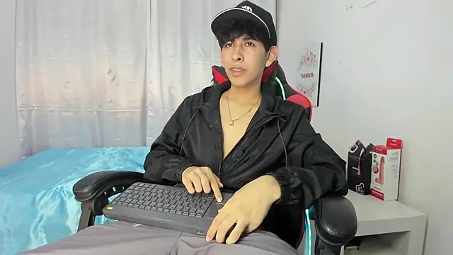 julian xx online show from May 1, 7:07 pm