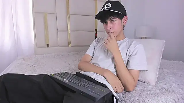 julian xx online show from July 18, 7:39 pm