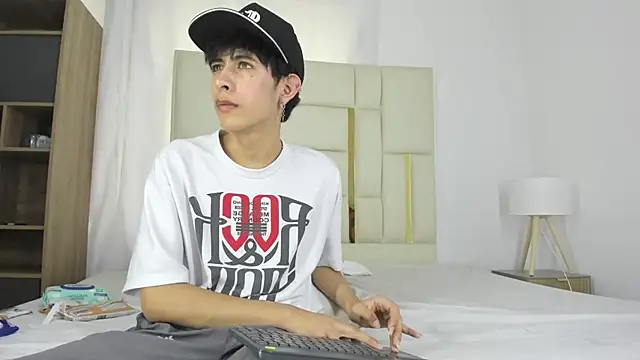 julian xx online show from July 30, 9:25 pm