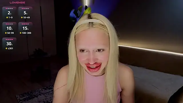 Luna Beverly online show from July 28, 8:52 pm