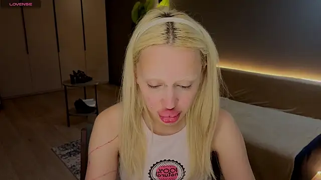 Luna Beverly online show from August 1, 8:30 pm