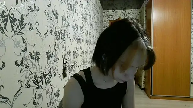 LxayBloom online show from April 27, 3:21 pm