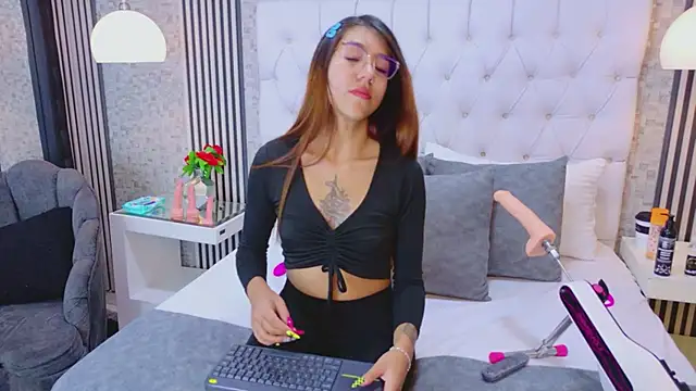 VioletFroost online show from April 1, 7:11 pm