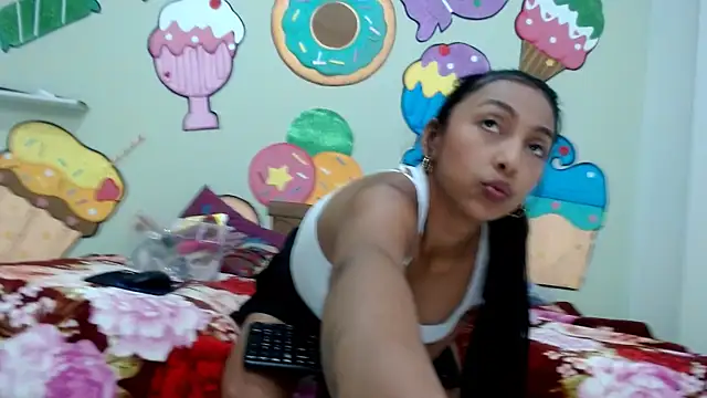 skinnysexzara18 online show from March 20, 2:49 am