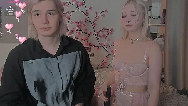 SweetheartsFriends online show from March 13, 7:15 am