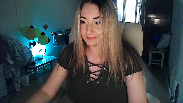 Snapshot of FoxyAnn12 chatting on June 21, 4:53 pm FoxyAnn12 online show from June 21, 4:53 pm