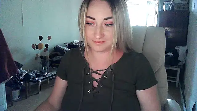 Snapshot of FoxyAnn12 chatting on June 29, 11:21 am FoxyAnn12 online show from June 29, 11:21 am
