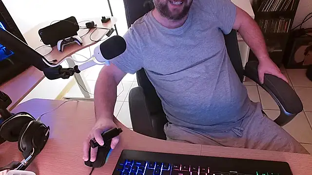 Snapshot of Dominic2295 chatting on February 11, 5:40 pm Dominic2295 online show from February 11, 5:40 pm