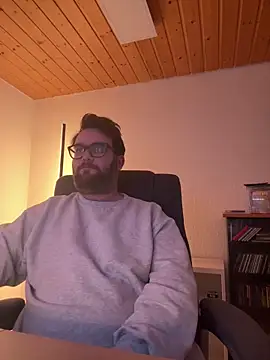 Snapshot of Dominic2295 chatting on February 15, 10:47 am Dominic2295 online show from February 15, 10:47 am