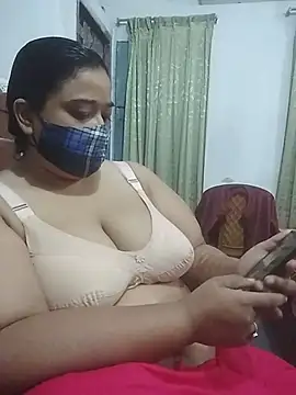 Snapshot of momo_loves chatting on June 22, 4:37 pm momo loves online show from June 22, 4:37 pm