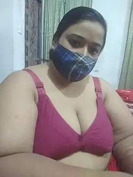 Snapshot of momo_loves chatting on June 24, 5:23 pm momo loves online show from June 24, 5:23 pm