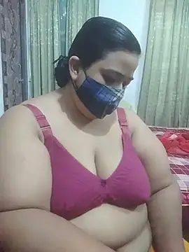 Snapshot of momo_loves chatting on June 26, 2:05 am momo loves online show from June 26, 2:05 am