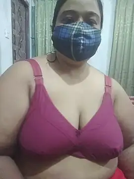 Snapshot of momo_loves chatting on June 28, 6:14 pm momo loves online show from June 28, 6:14 pm