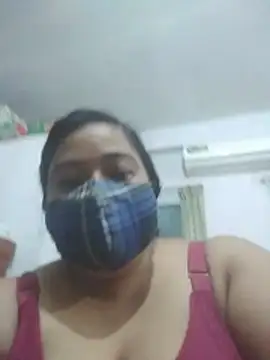 Snapshot of momo_loves chatting on July 12, 9:28 pm momo loves online show from July 12, 9:28 pm