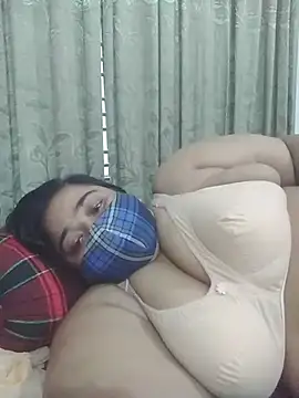 Snapshot of momo_loves chatting on July 19, 7:23 am momo loves online show from July 19, 7:23 am
