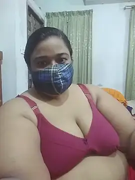 Snapshot of momo_loves chatting on August 1, 6:23 am momo loves online show from August 1, 6:23 am