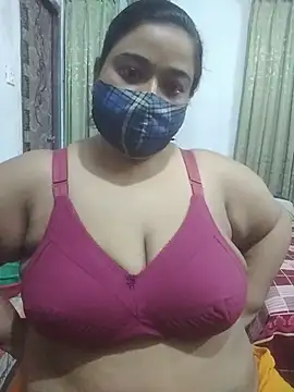 Snapshot of momo_loves chatting on August 1, 6:29 pm momo loves online show from August 1, 6:29 pm