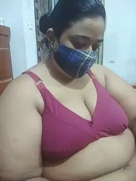 Snapshot of momo_loves chatting on August 3, 2:44 pm momo loves online show from August 3, 2:44 pm