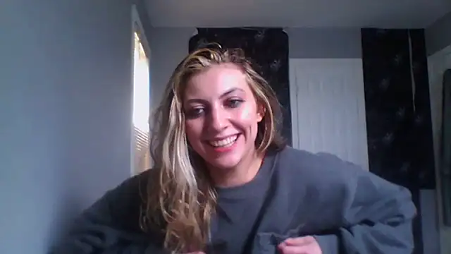 Snapshot of KellyKardashian chatting on April 18, 6:34 pm KellyKardashian online show from April 18, 6:34 pm
