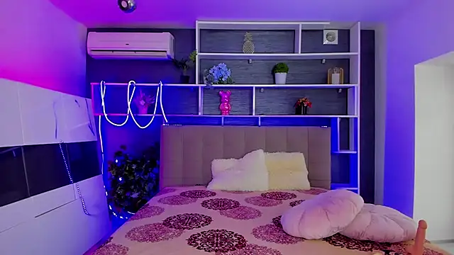 StephieRousee online show from February 2, 6:23 am