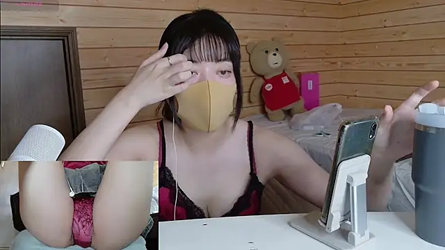 Snapshot of minami_room chatting on August 3, 6:01 am minami room online show from August 3, 6:01 am