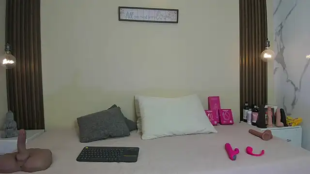 mia gold  online show from July 9, 7:07 pm