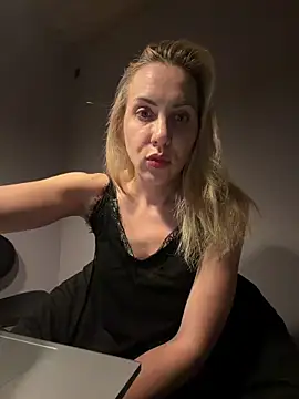ElenaWhitmore online show from June 2, 10:45 pm