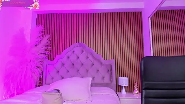 Violett hott  online show from March 16, 12:09 pm