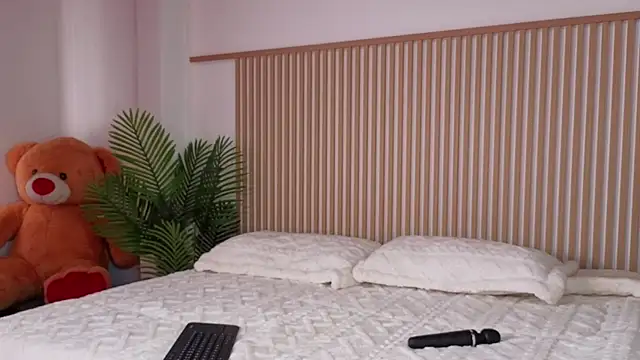 lia corner online show from January 13, 7:30 pm