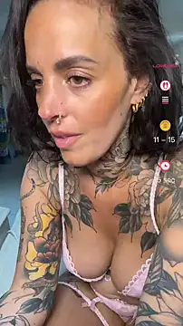 Snapshot of venustattoue chatting on May 9, 12:32 pm venustattoue online show from May 9, 12:32 pm
