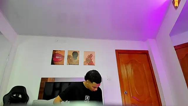 Snapshot of Liamsubtle01 chatting on May 18, 4:02 pm Liamsubtle01 online show from May 18, 4:02 pm