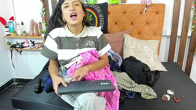 Snapshot of MeowMota_ chatting on July 2, 6:25 pm MeowMota online show from July 2, 6:25 pm