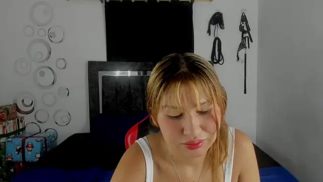 Snapshot of Bella_Blanca chatting on January 13, 12:21 pm Bella Blanca online show from January 13, 12:21 pm