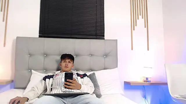 johnny blake  online show from February 6, 4:39 am