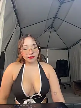 Snapshot of AliciaWhite_nt chatting on June 11, 12:32 am AliciaWhite nt online show from June 11, 12:32 am