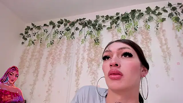 Snapshot of lizz_lunna chatting on May 5, 11:24 pm lizz lunna online show from May 5, 11:24 pm