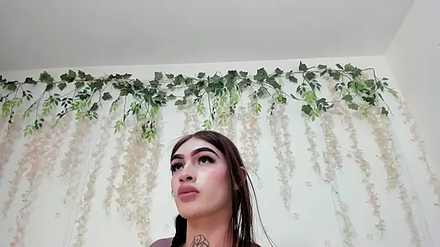 Snapshot of lizz_lunna chatting on June 9, 9:15 pm lizz lunna online show from June 9, 9:15 pm