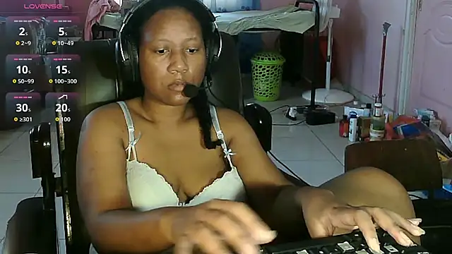 Snapshot of Eirondra_valeen chatting on May 27, 11:07 am Eirondra valeen online show from May 27, 11:07 am